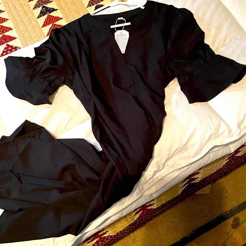 Knee length dress. Short ruffle sleeve
